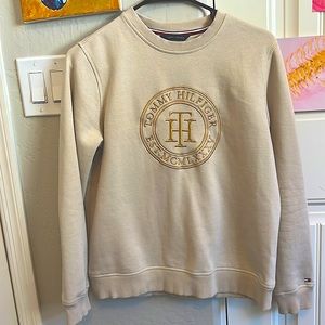 Only worn once, inside of sweater is soft and cozy. Hope you like it ☺️